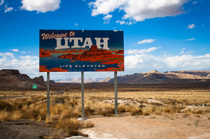 Utah state border sign