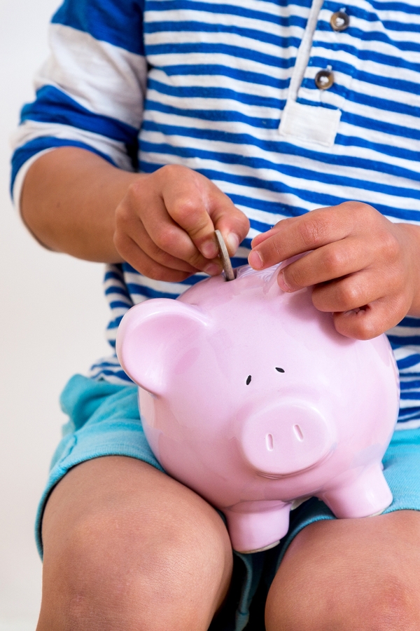 Teach Your Kids To Save Money | save | save money | money | budgeting for kids | kids | money tips for kids 